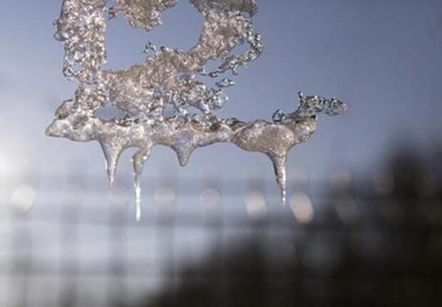 В Краснодаре ледяные глыбы падают с крыш людям на головы