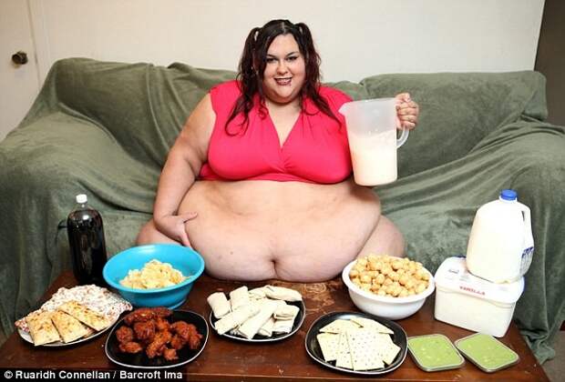 Модель, страдающая морбидным ожирением, мечтает весить 450 кг, и ее парень кормит ее через воронку ожирение, политика, ужас, фидер