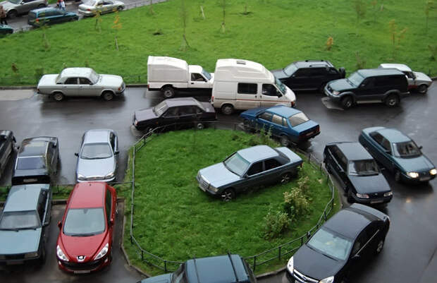 Платные парковки во дворах: нужны или нет?