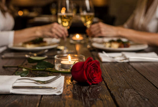 Девушке подсказали способы возбудить мужчину во время ужина в ресторане