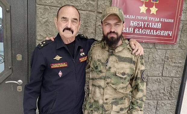 Руслан Басртриков с дедом Иваном Безуглым-1.jpg