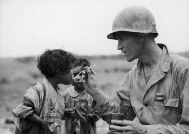 Солдат делиться продовольственным пайком. Окинава, 1945 год.