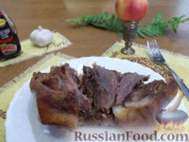 Фото к рецепту: Маринованная рулька, запеченная в духовке