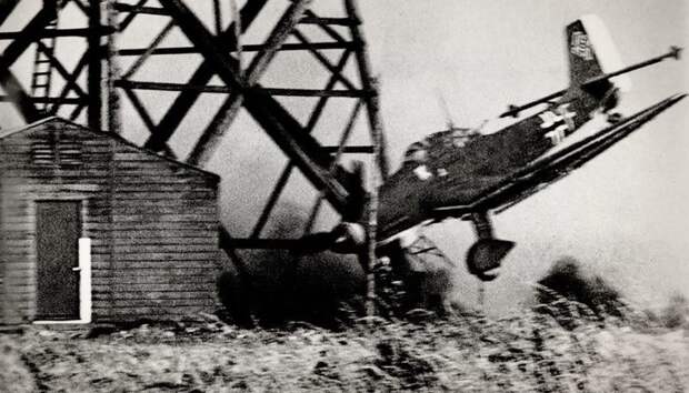 Момент падения немецкого пикирующего бомбардировщика Ju-87 «Stuka» Великая отечественая война, архивные фотографии, вторая мировая война