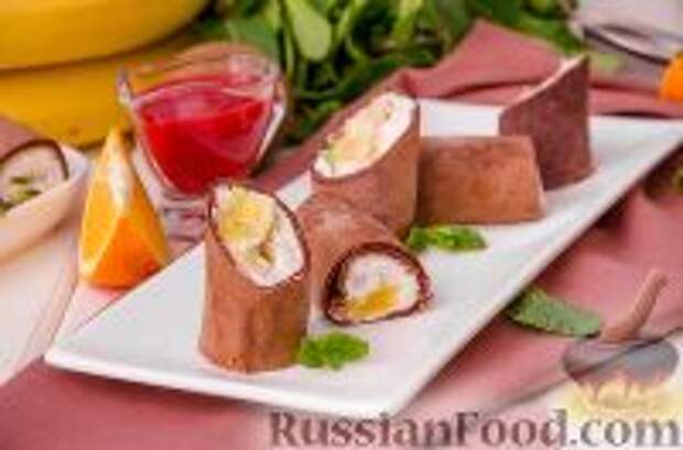 Фото к рецепту: Роллы из шоколадных блинчиков с творогом и фруктами