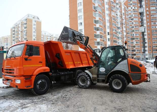 Вывоз снега. Фото: ВО Вывоз снега. Фото: ВО