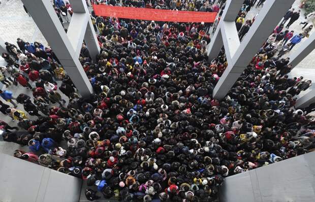 Студенты пытаются попасть на экзамен в аспирантуру в Хэфэе, провинция Аньхой. В 2013 году на этот экзамен пришли 1,8 млн человек.  китай, люди, население
