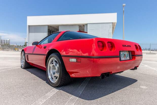 Chevrolet Corvette ZR-1 1990 года в идеальном состоянии