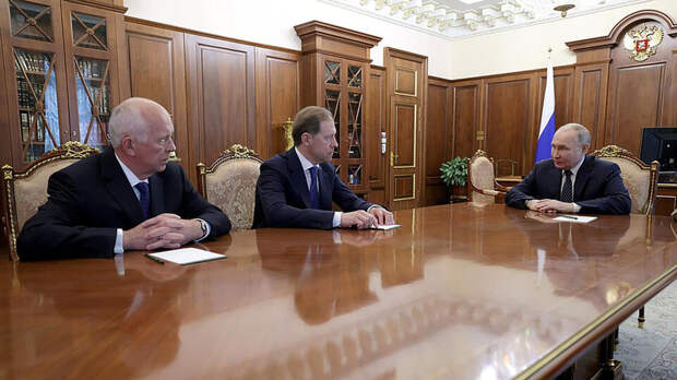 Путин провел в Кремле рабочую встречу с Мантуровым и Чемезовым