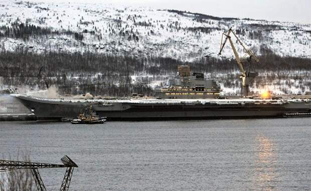 На фото: тяжелый авианесущий крейсер "Адмирал Кузнецов" Северного флота ВМФ России, на котором произошел пожар