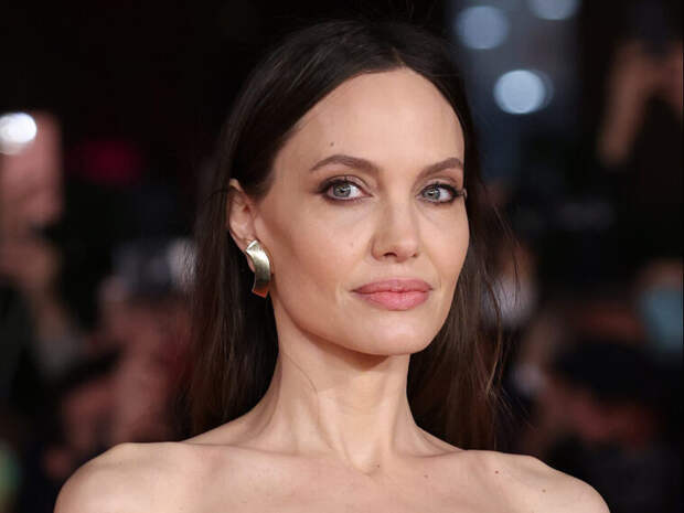 Изуродованную парикмахерами Анджелину Джоли на красной дорожке сравнили со скелетом (ФОТО)