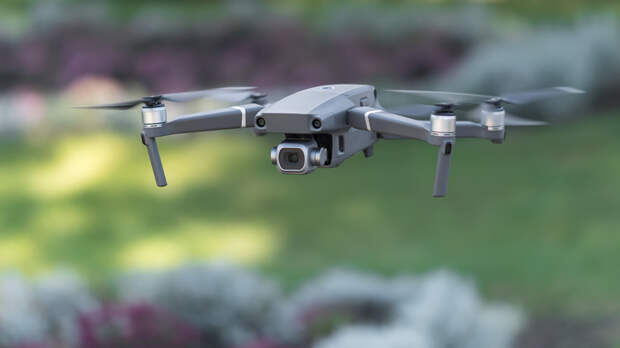 SHOT: женщина прогнала дрон с дачи в Подмосковье, пригрозив ему пальцем