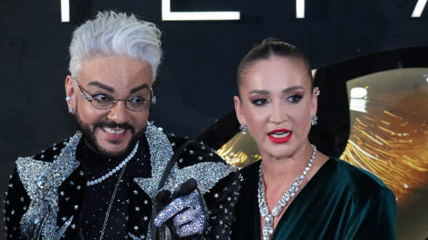 Чуть не разорвали: Киркоров приехал поддержать Бузову на премьере фильма