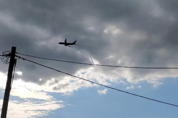 Deber: в Боливии на дорогу упал самолёт ВВС, перевозивший деньги