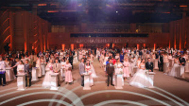 Молодая пара из Ивановской области зарегистрировала брак на Всероссийском свадебном фестивале в Национальном центре «Россия»