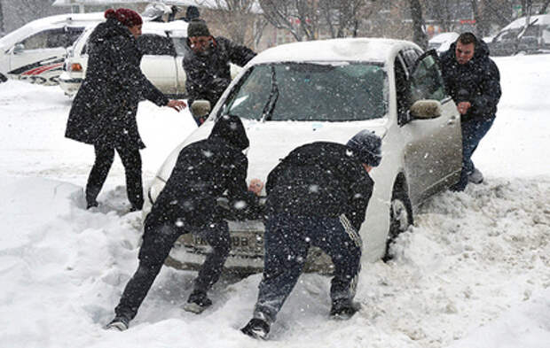 Метели и заносы на дорогах: погода приготовила россиянам новогоднее испытание