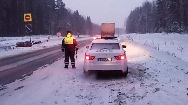 Пермскую трассу заметает снегом. Водители в опасности