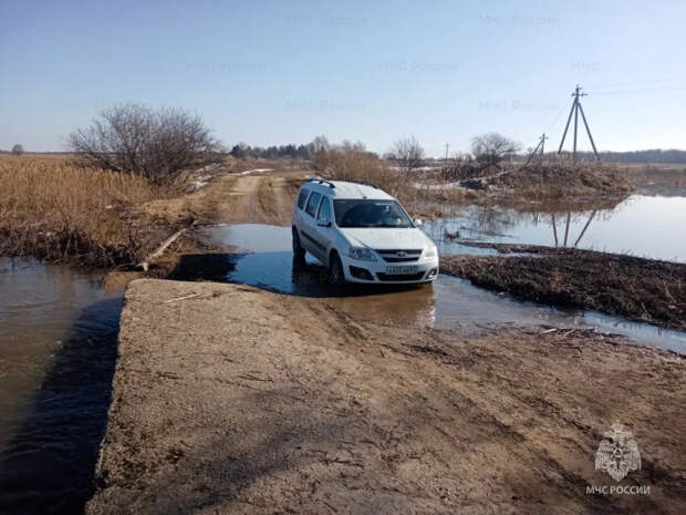 Под Смоленском подтопило ещё одну дорогу