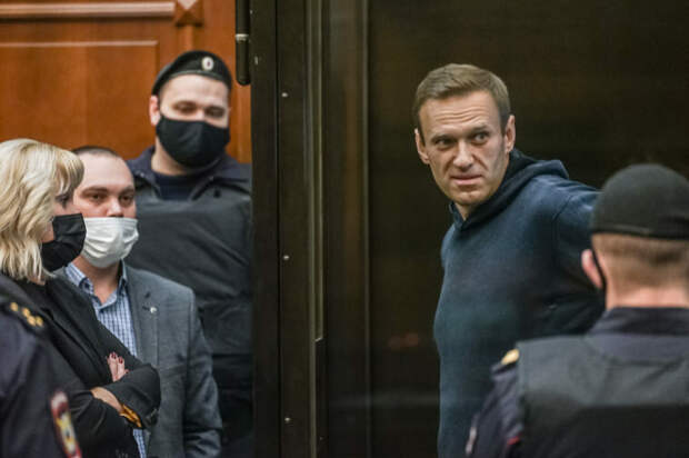 К Алексею пришли посетители