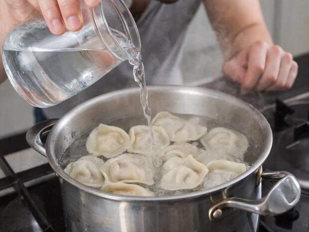 Что нужно подлить в кастрюлю с пельменями, чтобы они получились идеальными