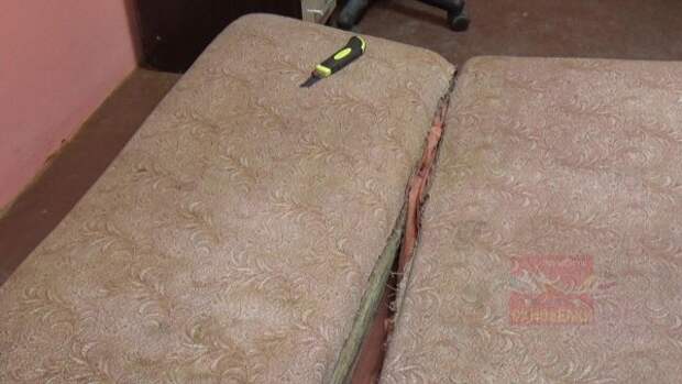 Разборка старого дивана для реставрации