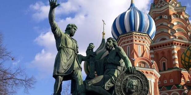 Путин в День народного единства возложил цветы к памятнику Минину и Пожарскому