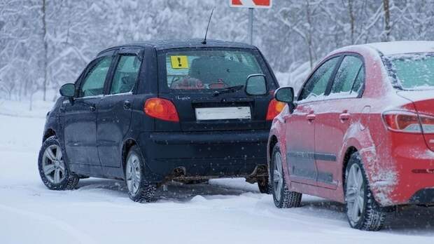Родители останавливаются у нового входа в школу Власихи, создавая помехи для других авто
