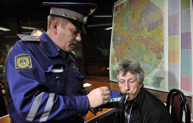 "Ъ": в России могут ввести обязательную проверку на алкоголизм при получении прав
