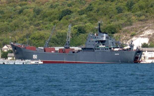 В порту Бердянска подняли затонувший после украинского удара БДК «Саратов»