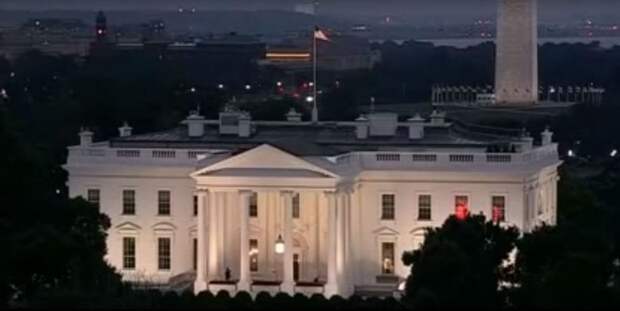 В окне Белого дома мигает таинственный красный свет