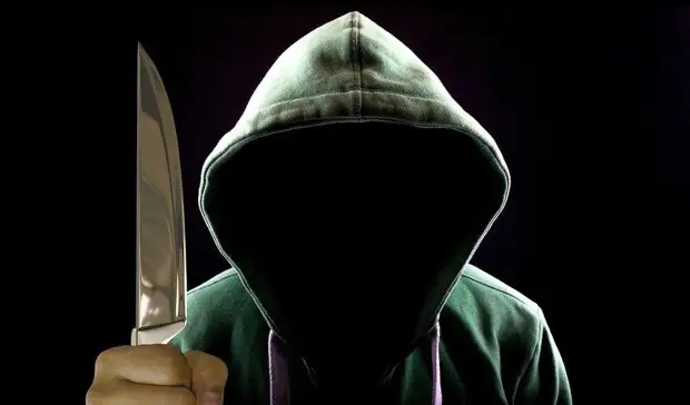 Школьник в Свердловской области избил и ограбил продавщицу