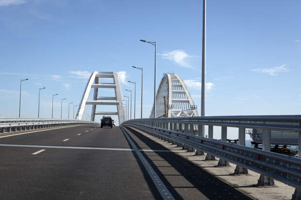 В пробке на Крымский мост со стороны Кубани стоят 200 машин