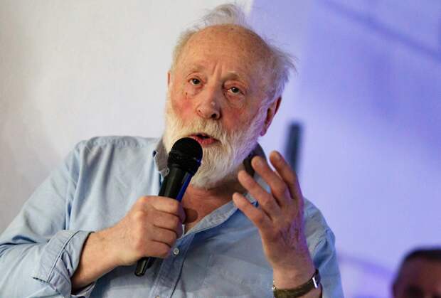 84-летний режиссер «Ежика в тумане» убрал снег возле дома