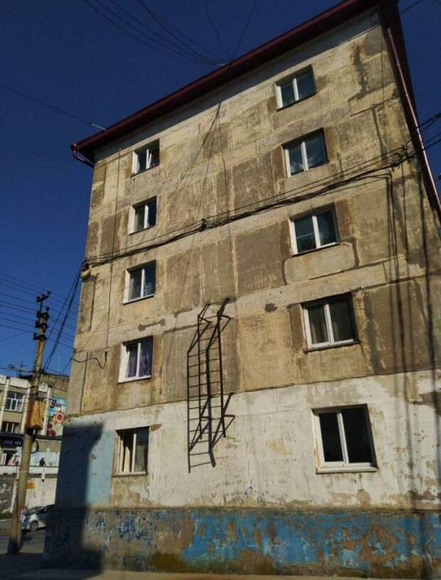 Странная лестница на доме
