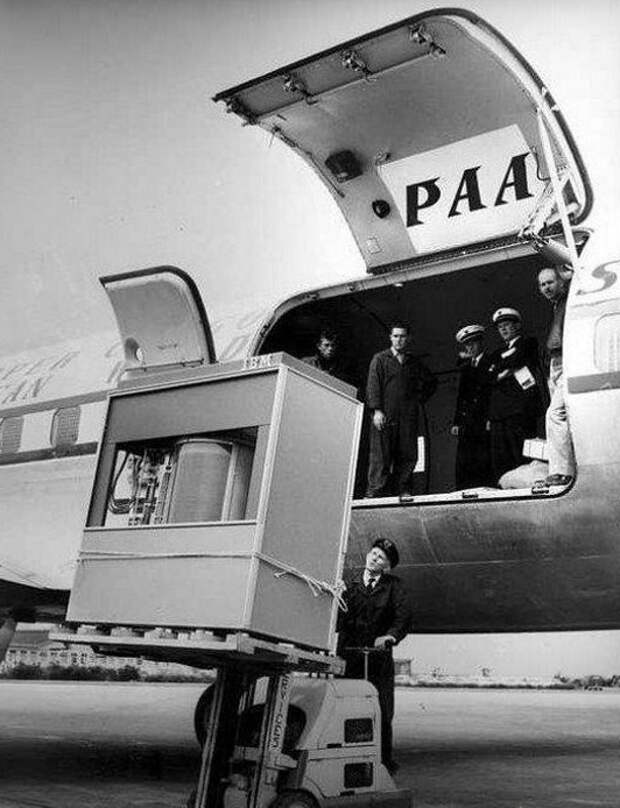 Загрузка первого жесткого диска в 5 МБ в самолет PanAm, 1965 год  знаменитости, история, фото