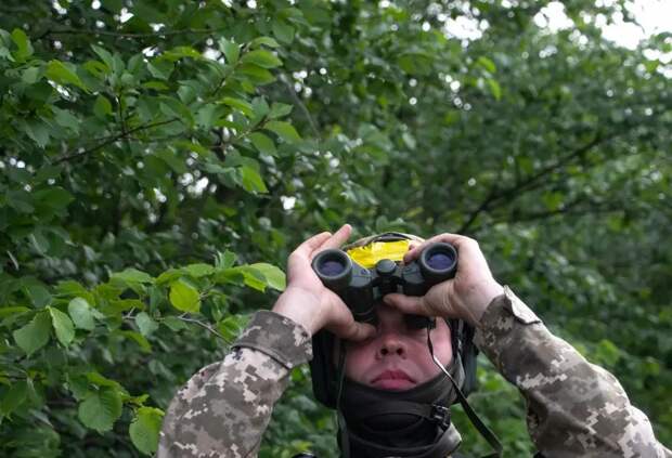 В связи с прорывом ВС РФ в районе Золотого Колодезя противник экстренно создаёт