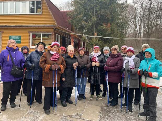Занятия скандинавской ходьбой на природных территориях "Кузьминки-Люблино". Фото: ГПБУ "Мосприрода"