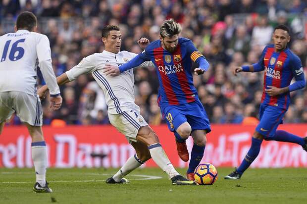 Lionel Messi (Barcelone) au duel avec Cristiano Ronaldo (Real Madrid)