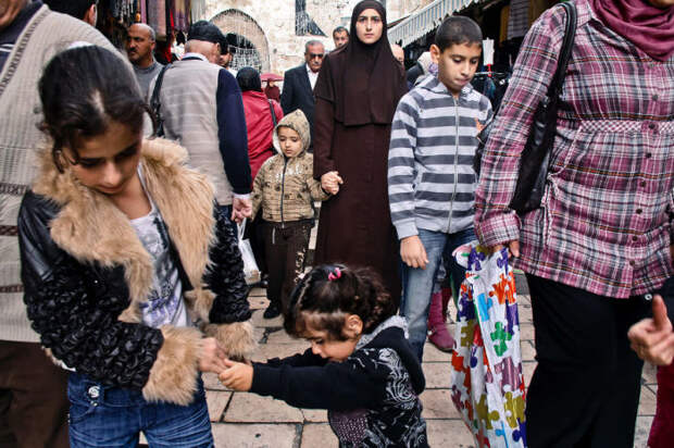 Мама – надежная опора посреди многолюдной толпы в мусульманском квартале Старого Иерусалима.