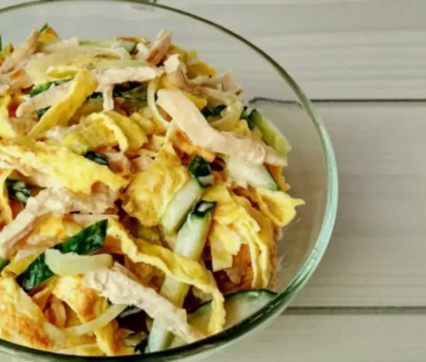 Из простых и доступных продуктов оригинальный салат на праздничный стол — и сытный, и вкусный, и делать просто