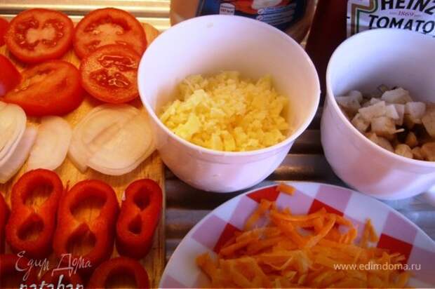 Морковь потереть на крупной тёрке, помидор, сладкий перец и лук порезать поперёк "шайбочками", мелко порезать грибы и сыр.