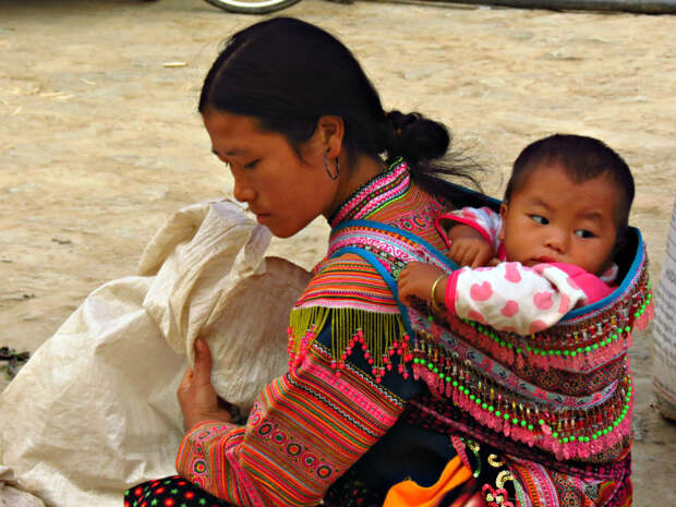 Переноска для детей у народности хмонги, щедро украшается вышивкой и декоративными элементами./Фото: c1.staticflickr.com