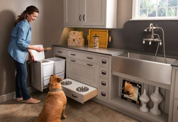 Миску с водой туда не поставишь, а вот с сухим кормом - легко / Фото: kitchendesigns.com Миску с водой туда не поставишь, а вот с сухим кормом - легко / Фото: kitchendesigns.com