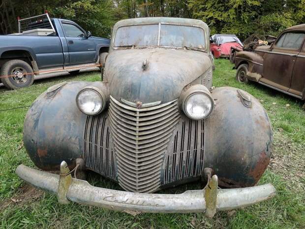 Cadillac Fleetwood 1938 года тоже выглядит бодрячком. Этот кузовной метал пальцем не продавишь! авто, джанкярд, коллекция, коллекция автомобилей, олдтаймер, ретро авто, свалка автомобилей