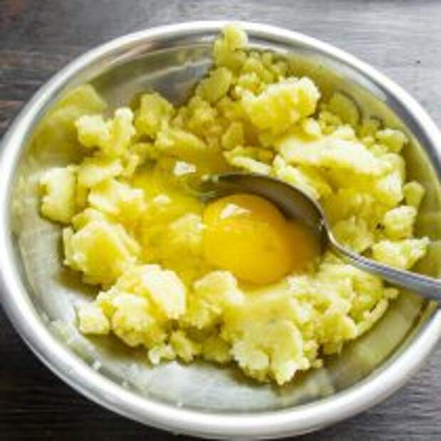 Перекладываем остывшее картофельное пюре в миску, разбиваем куриное яйцо, по вкусу солим. Перекладываем остывшее картофельное пюре в миску, разбиваем куриное яйцо, по вкусу солим.