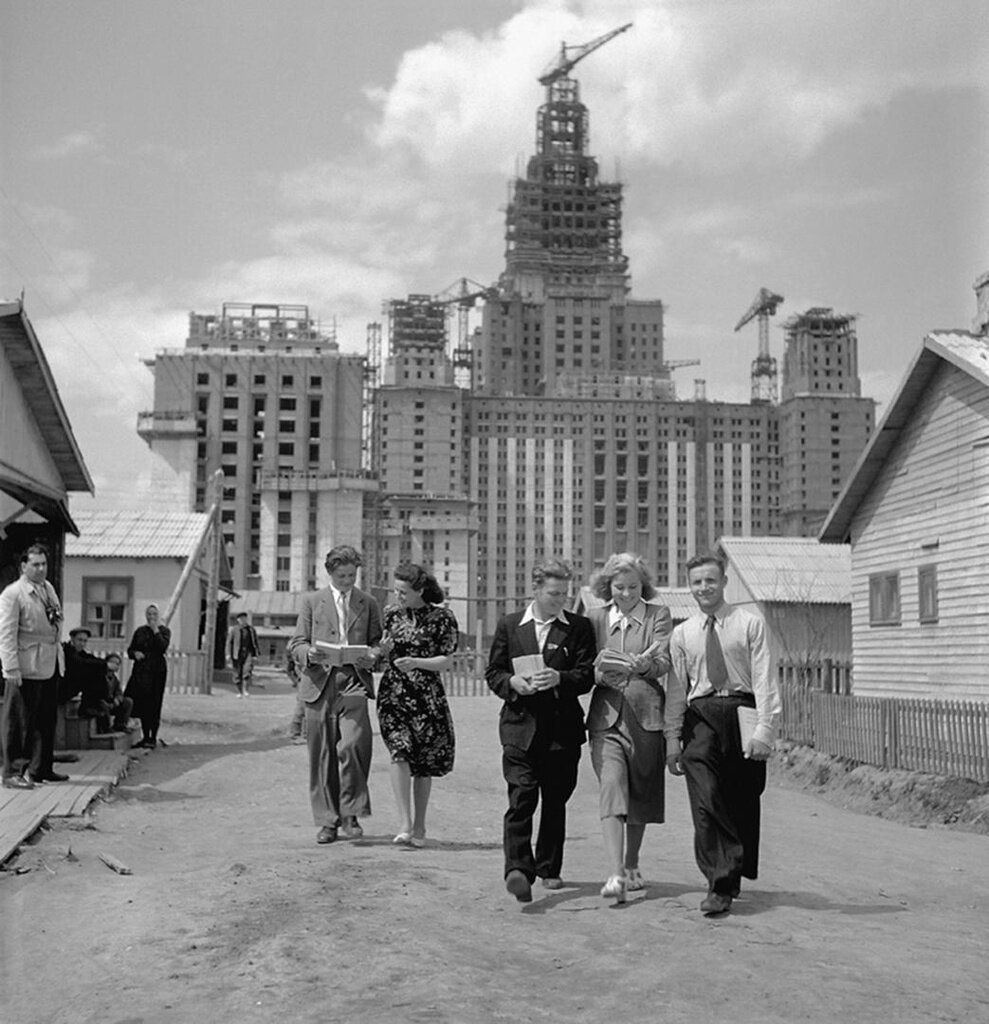 Строительство главного здания МГУ. Комсомольцы-облицовщики – ученики школы рабочей молодежи. Слева с фотоаппаратом – корреспондент Яков Халип Евгений Умнов, 1951 год, г. Москва, Ленинские горы, Союз фотохудожников России.