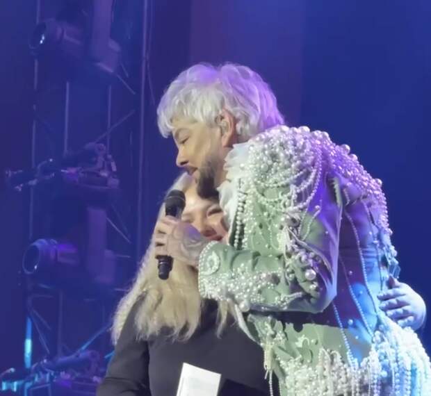 Певец Киркоров обнял фанатку, сохранившую билет на его концерт 1997 года