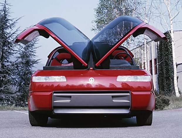 Минивэн Bertone с двигателем Lamborghini V12, опередивший свое время