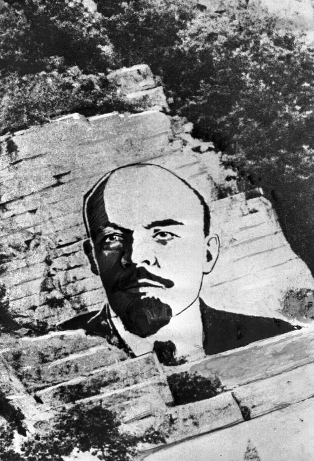 Портрет В. И. Ленина, нарисованный художником Н. Шуклиным в 1925 году на скале горы Машук у города Пятигорска. (c) Sputnik