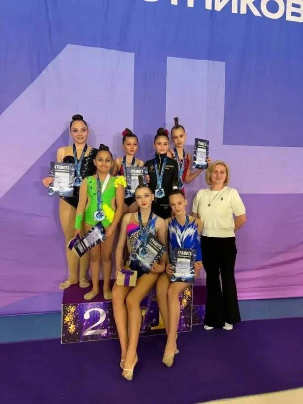 Спортсменки "Ники" на пьедестале "Снежного пути"